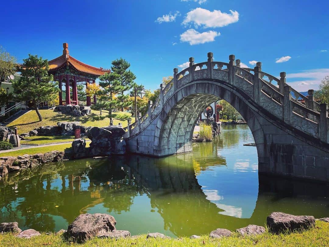 三浦瑠麗さんのインスタグラム写真 - (三浦瑠麗Instagram)「中国式庭園と白兎神社へ。 鳥取は湖が美しいね。」10月24日 14時59分 - lullymiura