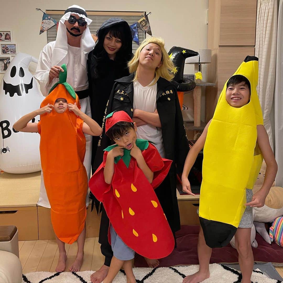 ブラザー4チャンネルのインスタグラム：「来週はハロウィン本番だー‼︎ brother4一家の仮装は今年コレです🥸 全員個性が出てます。笑 家族全員で仮装するのも楽しいです(๑>◡<๑) 誰が1番似合ってるかな？？  皆さんは今年どんな仮装しますか？？∩^ω^∩  #brother4 #ブラザー4 #ハロウィン #ハロウィンコスプレ  #仮装  #youtube」