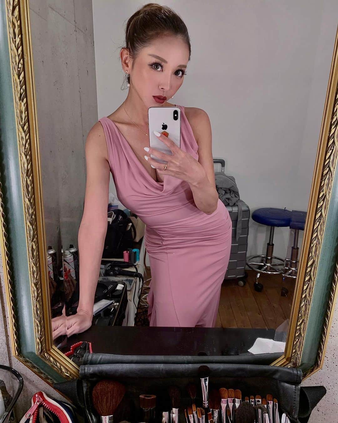 のインスタグラム：「シンプルな無地のロングドレス🤍 ストレッチ生地だから着心地が良くて着てて気持ちがいいくらい♡  カラーはピンクとブラウンの2色展開。  胸元がドレープだから バストが大きく見えてスタイルアップできるデザインのドレス🤍  ──────────────────────────  #シンプル#胸元ドレープ#無地#ノースリーブ#ストレッチ#大人#エレガント#マーメイドライン#ロングドレス#longdresses」