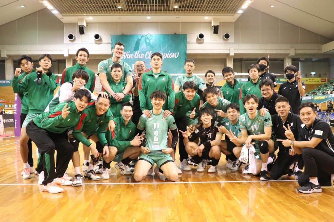 のインスタグラム：「… vs SUNTORY 3-0 WIN !!! ホームゲーム初白星です😊 来週の米子HGでも頑張ります！ 沢山の応援ありがとうございました🙆‍♂️  #1024 #2勝目 #JTサンダーズ広島」