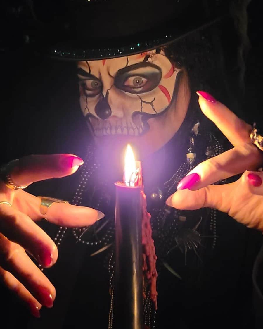 ジョディ・リン・オキーフのインスタグラム：「It’s that time of year my Ghoulies and Ghosties!!!! @jenfregozo painted my first of many skulls of the season. The veil is thin….let the haunt begin!」