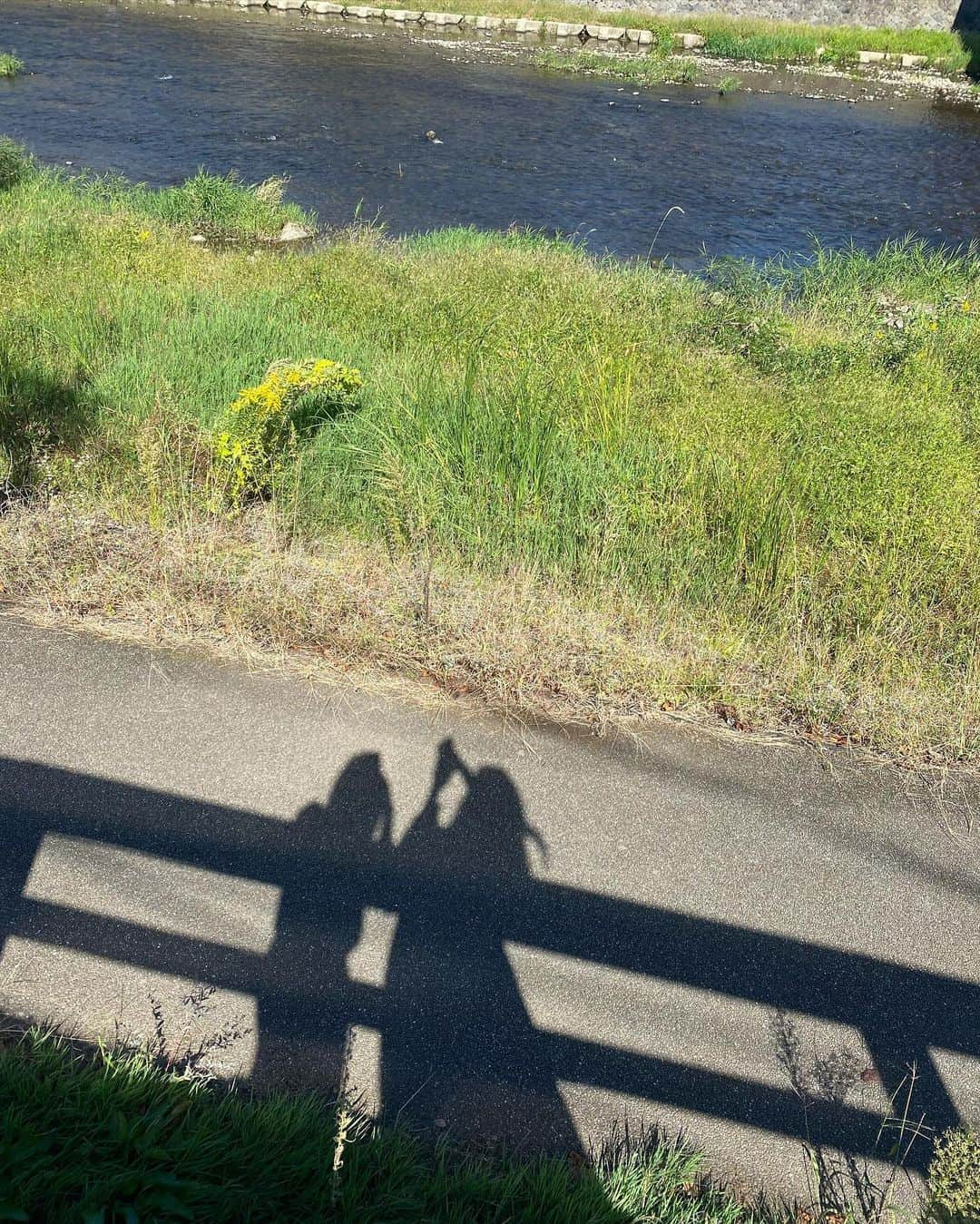 野崎萌香さんのインスタグラム写真 - (野崎萌香Instagram)「大好きな人と金沢旅🌿  いつもの様に2人で のどかな川辺をふらふら🦋  八郎すしの湯葉そば美味しかったな🧶  ワンピースは　@pasand_by_nequittezpas のもの。 バッグは　@louisvuitton のヴィンテージのもの。」10月24日 16時14分 - moeka_nozaki