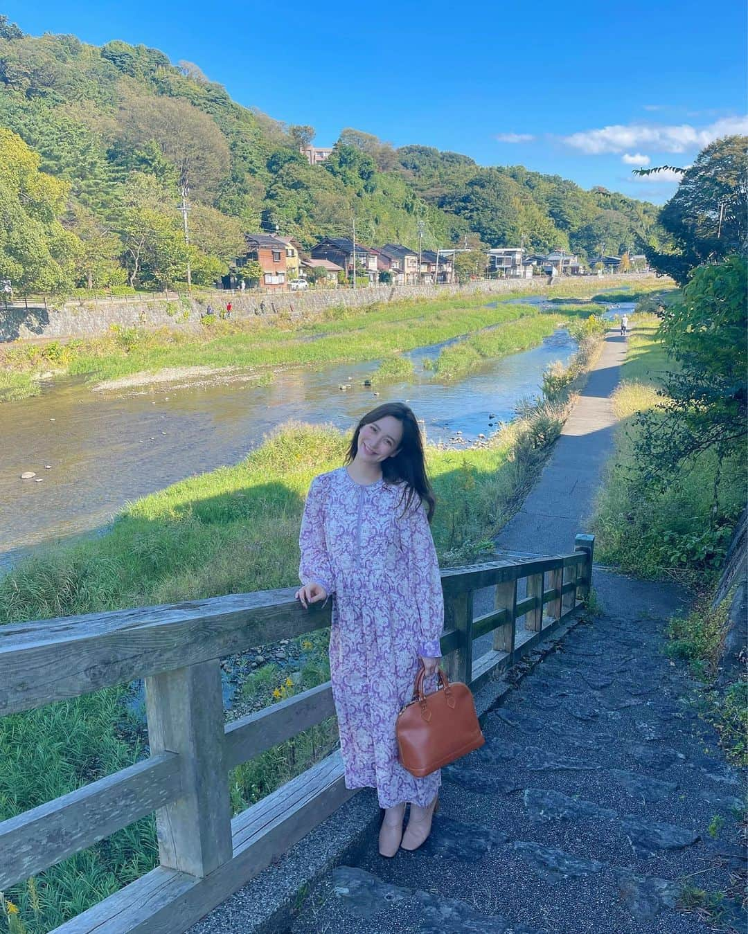 野崎萌香さんのインスタグラム写真 - (野崎萌香Instagram)「大好きな人と金沢旅🌿  いつもの様に2人で のどかな川辺をふらふら🦋  八郎すしの湯葉そば美味しかったな🧶  ワンピースは　@pasand_by_nequittezpas のもの。 バッグは　@louisvuitton のヴィンテージのもの。」10月24日 16時14分 - moeka_nozaki