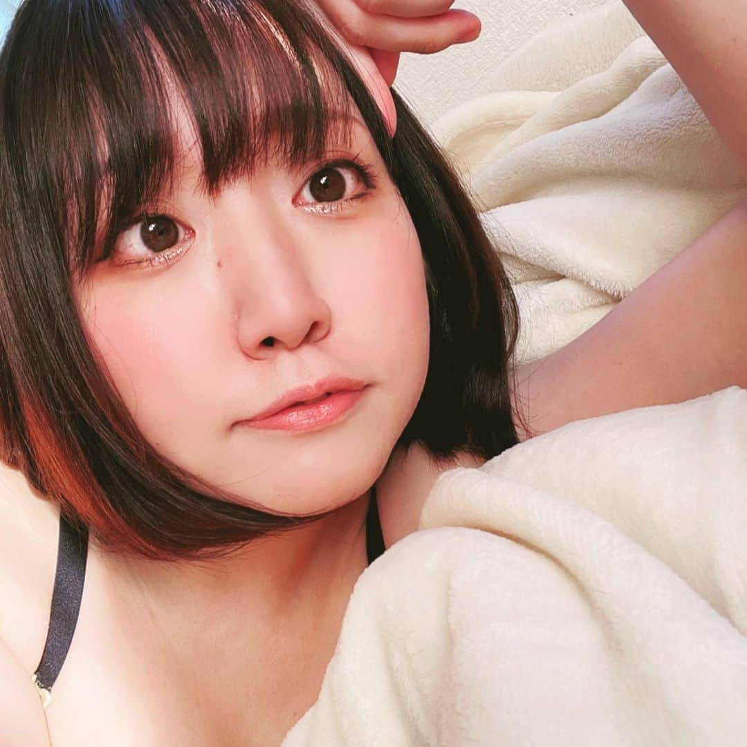 ちゃんまいのインスタグラム：「・ ・ いつまでも、古のギャル憧れ世代なので プライベートメイクでは最近ラメにハマってます♡ ・ #ベッドイン #japanese #sexy #idol」