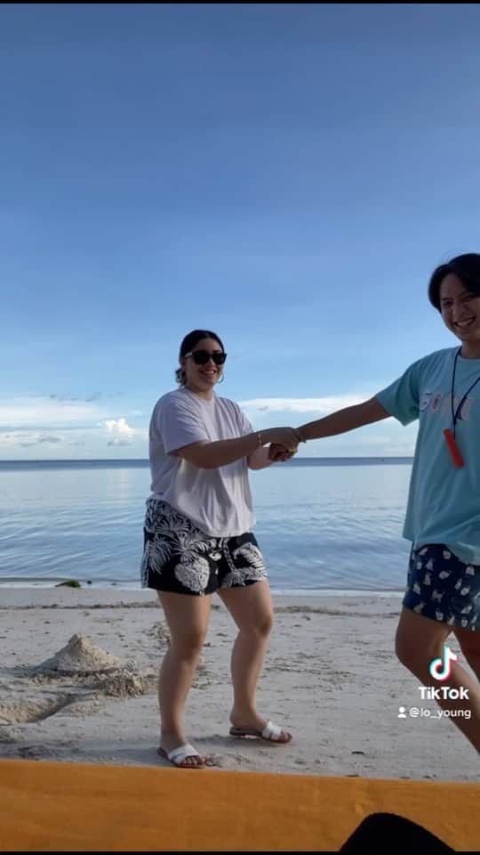ローレン・ヤングのインスタグラム：「Bday vacay with @jumpingchicken 💖」