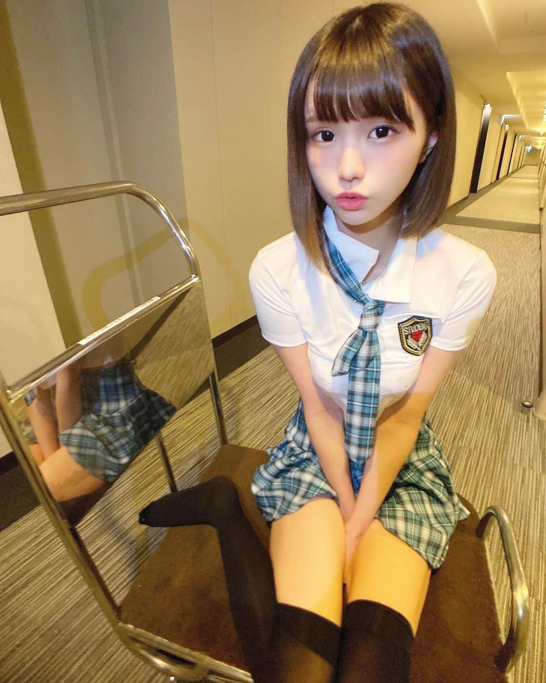 みもれもんさんのインスタグラム写真 - (みもれもんInstagram)「Deliver girls in uniform 💖 ・ ・ こんにちは〜🍋✌️ 配達ちゅうでぇ〜す👩‍🎓🤍 今日から月曜日ですね卍 今週も１週間、一緒に 頑張りましょう∩^ω^∩💖 ・ ・  #mimoremon #Japan #2021 #fashion  #インスタグラビア #みもれもん #ショートヘア #ボブ #黒髪 #黒髪ボブ #日本女孩 #制服 #tokyo」11月8日 11時29分 - mimore_mon0929