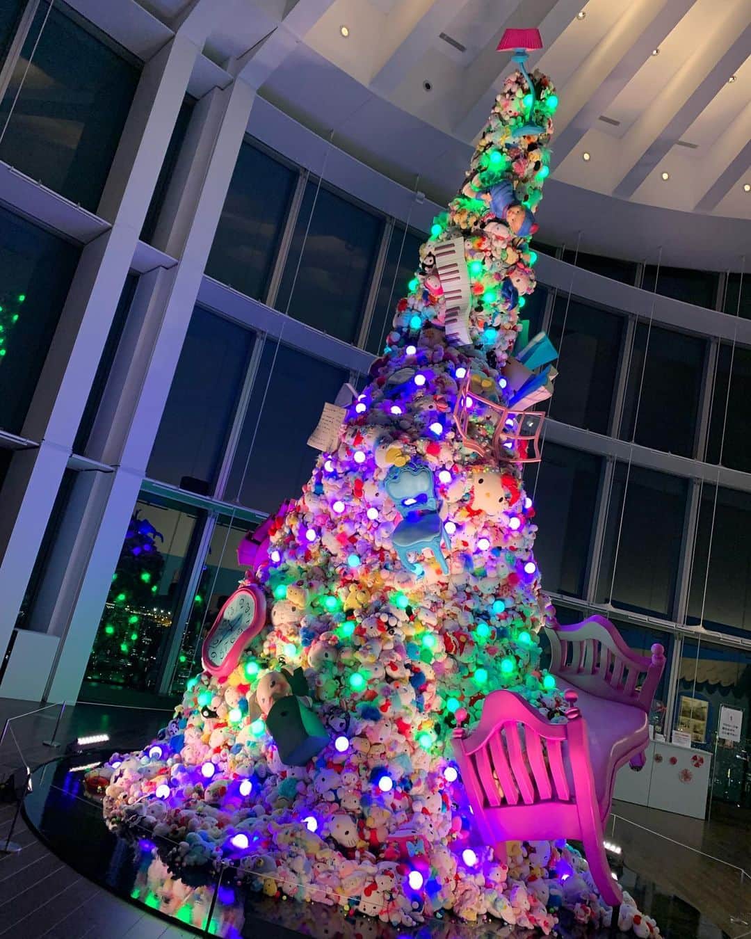 菜乃花のインスタグラム：「🎄🎀  ハロウィン終わって11月になると 次はあっという間にクリスマスですねぇ。  先日ふらっとサンリオ展へ行きました。 幼少期はなぜかこげぱんとかたれぱんだとかにはまってて、キティちゃん！！って感じではなかった私ですがそれでも色んなキャラクターを懐かしめてキャラクターの長い歴史に感動しました！  ふらっと行ったからか予想以上に楽しかったです！！！  長く続く歴史のあるものには理由があるな〜すごいなイケてるな〜！ふむふむ！わくわく！  って感じでした＼(^^)／  帽子がないポムポムプリン…… なんかハゲててかわいい☺️☺️」