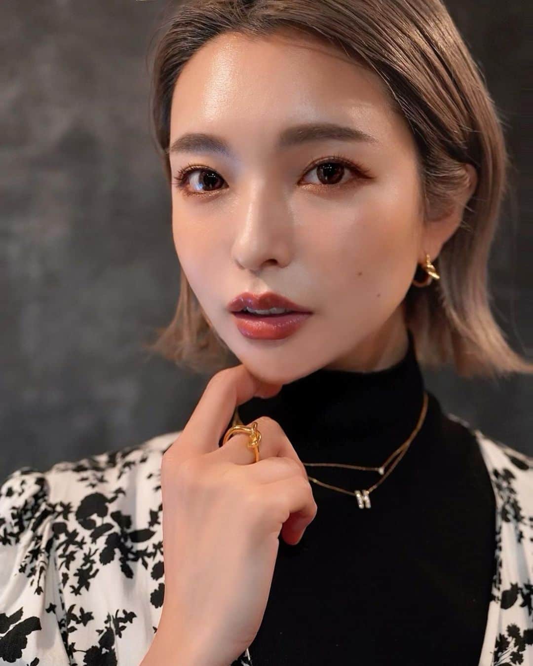 Hitomiのインスタグラム：「❤︎  ロング派の人にもショートの 許可を頂いたので髪また切っちゃった...✂︎ もうちょっと切りたい欲あるんだけど ショートあるあるなのだろうか🥺  東京に行った時にりなこにお願いして まつ毛パーマしてもらってからずっと カールキープされててかわいいまつ毛でいれちゃう🥰 いつもありがとう💗💗  予約はこちらから🌿 　@eyelash_perm_rina   #ショート　#ショートヘア #新潟　#niigata #fashion #ファッション　#ワンピース　#onepiece #まつ毛　#まつげパーマ #まつ毛パーマ」
