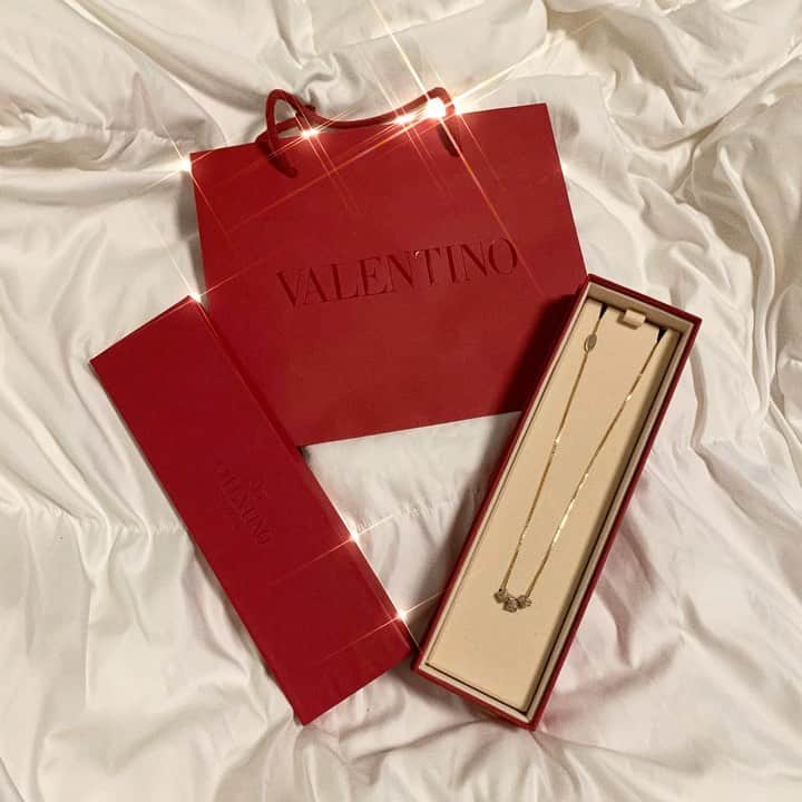 宮本茉凜のインスタグラム：「❤️‍🔥🤍❤️‍🔥 #valentino」