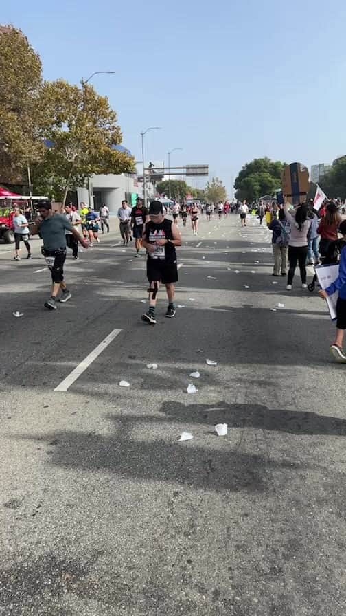 ジャスティン・ターナーのインスタグラム：「@lamarathon @k109jamz」