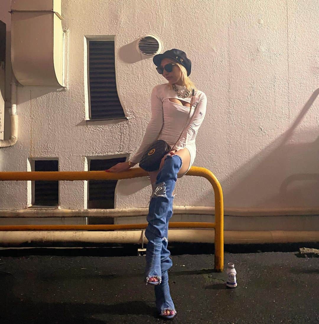 加藤紗里さんのインスタグラム写真 - (加藤紗里Instagram)「今日なんちゅう格好で歩いてるん💦💦って言われたけど、通常です。 supplierのおっぱい丸出し服可愛い🥺❤️」11月8日 4時21分 - katosari