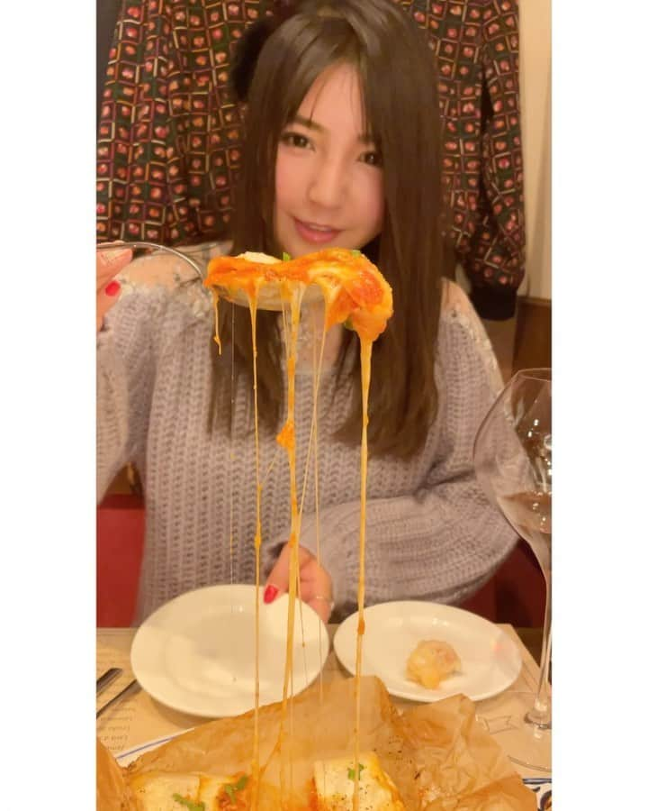 大塚里香のインスタグラム：「私の大好きな ロートロ🇮🇹マルゲリータ紙包み焼き♡  チーズがとろり🤤  大好きな生ハムとワインのお店♡  📍築地　ピグレット  こだわりのプロシュートが有名🐷 なんといっても、お料理が全て美味しくコスパも最高なのです🥺  季節で変わるメニューもあるので 毎回行くのが楽しみなお店です！  常連さんも沢山✨ お店の方も優しく大好き❣️  人気店なので予約必須です💁🏻‍♀️  私が予約取れなくなったら悲しいので本当は教えたくないお店です🤫  平均予算　¥5,000 住所 東京都中央区 築地3-10-8 1F  ✴︎✴︎✴︎✴︎✴︎✴︎✴︎✴︎✴︎✴︎✴︎✴︎✴︎✴︎✴︎✴︎✴︎✴︎✴︎✴︎✴︎✴︎✴︎✴︎ #italianfood #tsukiji #prosciutto #wine #barolo #italian #イタリアン #築地グルメ #築地 #ピグレット #ワイン #バローロ #モンサンミッシェル #ロートロ #ピッツァ #マルゲリータ #オイスター #美味 #白子 #生ハム #プロシュート #イタリア料理 #ムール貝 #ニベ #スパークリング #チーズ #マルゲリータ #コスパ最高」