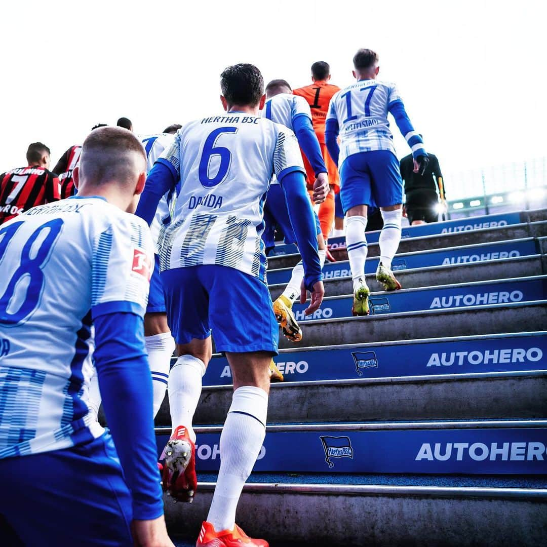 ヴラディミール・ダリダのインスタグラム：「Niemals stehen bleiben… Immer wieder 🔵⚪️💪 #hahohe #herthabsc」