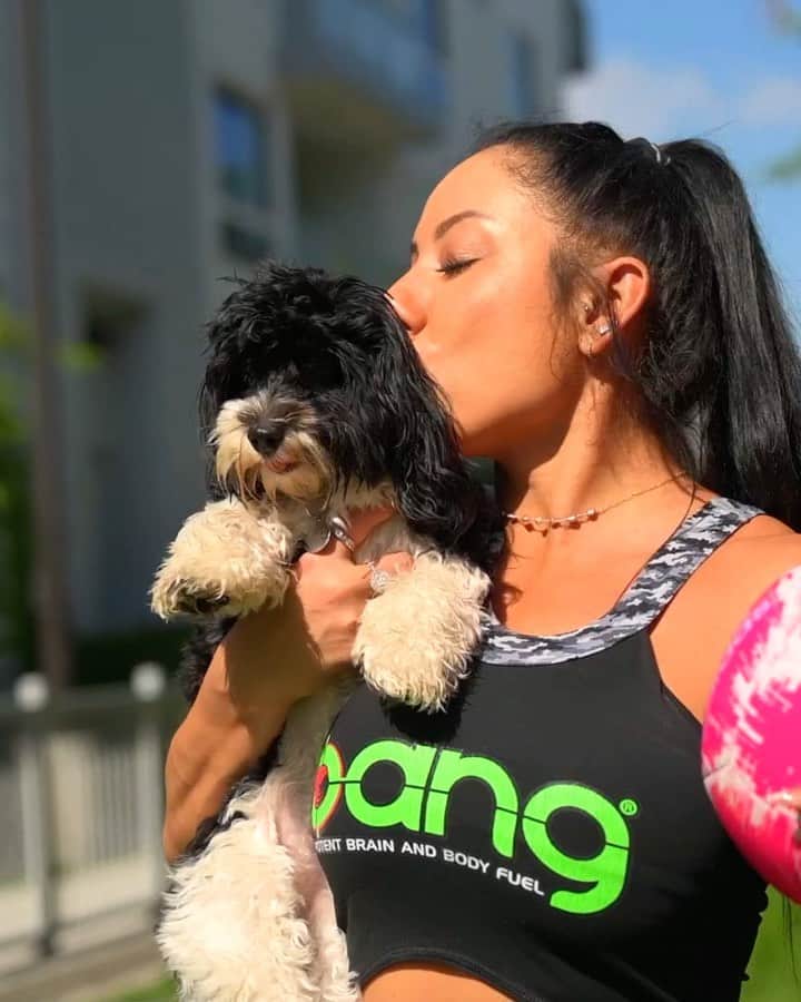 Eri Antonのインスタグラム：「No better way to celebrate life’s greatest joys than to try @BangEnergy new flavor Nectarine Blueberry.   Available exclusively at Vitamin Shoppe ⁣💙🐶⁣  ⁣⁣ Follow the inventor: @BangEnergy.CEO 😎 ⁣⁣ Apparel: @BangRevolution.apparel⁣⁣ ⁣⁣ Go to www.bangenergy.com and use ERI10 for a 10% discount⁣⁣  ⁣⁣  ⁣⁣ #BangEnergy  #EnergyDrink #Flavor39 #ad」
