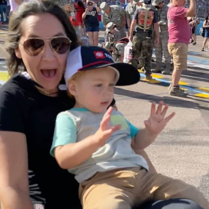 アラナ・ニコルズのインスタグラム：「@nascar the tracks really do be so STEEEEP! . . Having a blast at @phoenixraceway cheering our hearts out for our favorite @teamtoyota racer @martintruex_jr 🧡 🖤 to win the CHAMPIONSHIP!!!  . Ps. Gunnars half enthusiastic hand raise is because he bonked his head earlier and was trying to have fun but probably had a headache 🥺 sweet boy 🎥:@roytuscany  . @toyotausa @toyotaracing #letsgoplaces #startyourengines #ifyouaintfirstyourelast #nascar #nascarchampion」