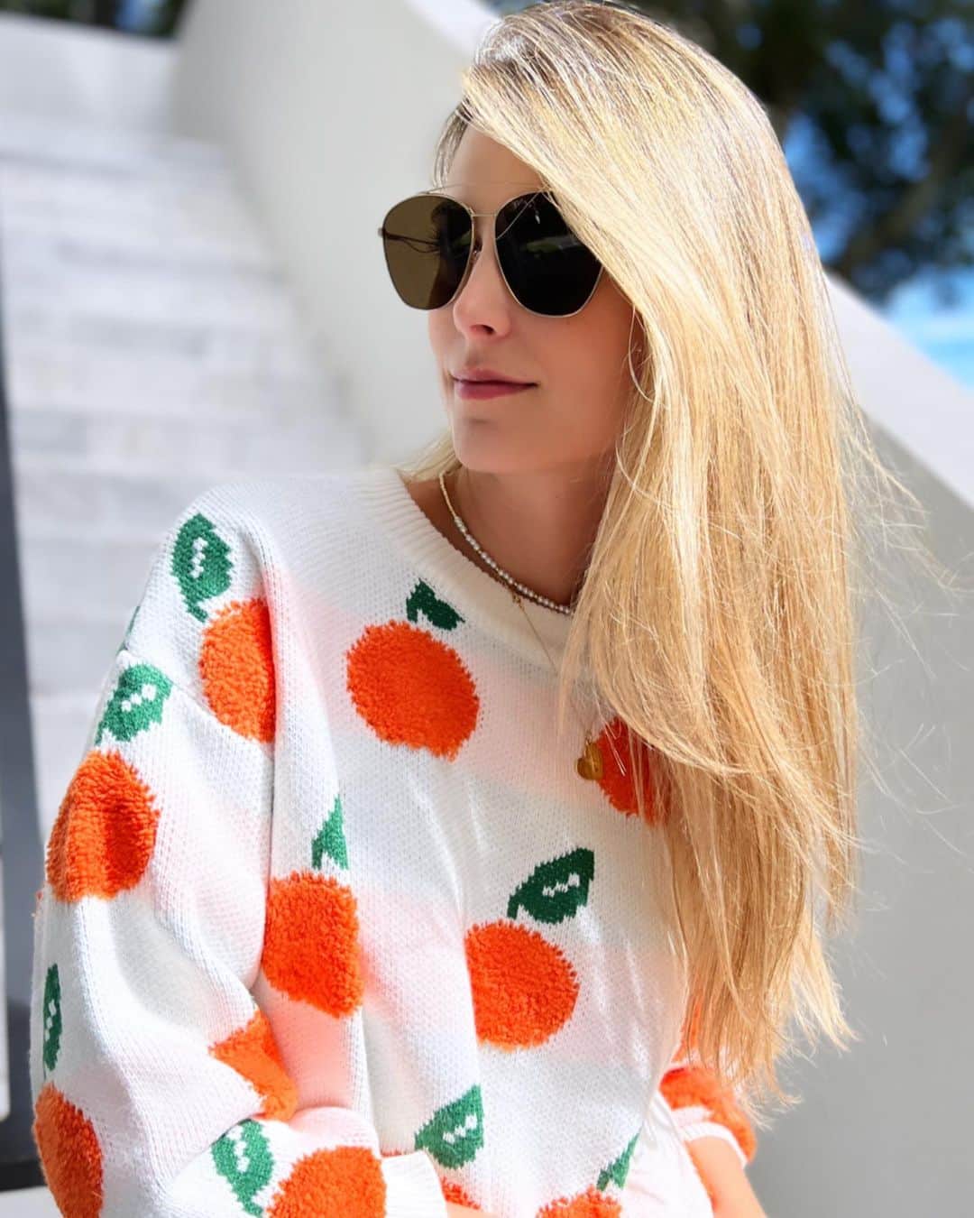 ステファニア・フェルナンデスのインスタグラム：「Sacándole el jugo a la vida 🍊 porque solo existe un chance y ese decido vivirlo feliz 🍊  Y ustedes?   A. Le sacan jugo a la vida  B. No le saca suficiente jugo   C. Simplemente no encuentra ¿cómo sacarle jugo a su vida?   Desarrolle su respuesta 👇🏻  Dinámica inspirada en nuestra @delgadomaite 🧡🔝」