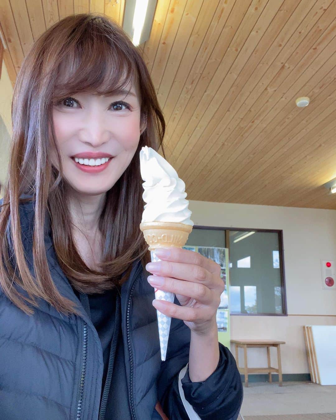 渋谷恭子さんのインスタグラム写真 - (渋谷恭子Instagram)「#樹液ソフトクリーム 🍦  この時の気温12℃ ホットコーヒー☕️でくつろぐ予定だったのに 　 樹液って、メープルシロップ⁉️ 気になって食べずにはいられなくなってしまった😅  食べてみたら、私が想像してたメープル味ではなかった…  これは私の味覚の問題なのか… 今度はそこが気になってしまった笑  #妙高高原スカイケーブル  山頂駅近くの #カフェエートル   行く機会があったら、是非 #樹液ソフト 食べてみてくださいね💓  #ソフトクリーム #ソフト #スイーツ #スイーツ好きな人と繋がりたい #妙高 #新潟 #新潟カフェ #新潟観光 #新潟県 #ママ #アラフィフ #タトラス #tatras」11月8日 7時00分 - kyoko.86