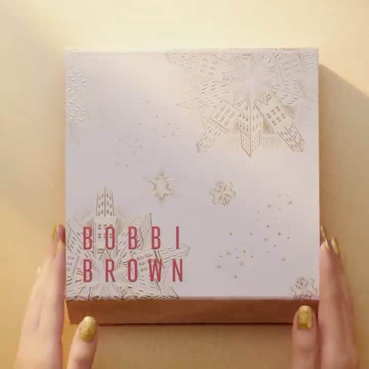 永瀬まりのインスタグラム：「New work for BOBBI BROWN / HOLIDAY 2021 1st WAVE🎅🎄 ・ #repost @bobbibrownjapan via @PhotoAroundApp  BOBBI BROWN HOLIDAY 2021 1st WAVE - #HOLIDAY #LuxeVisionaryCollection #LuxePreciousMetalsEyeShadowPalette #LuxeIlluminatingDuo #LongWearCreamShadowStickMultiChrome #DualEndedFullCoverageEyeBrush #ArtistApprovedBrushSet #BobbiBrown」