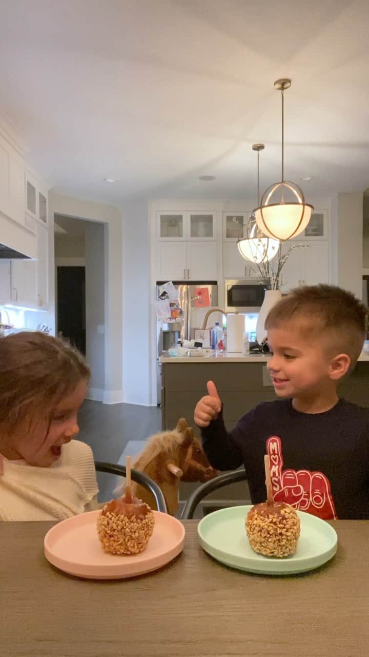ジャナ・クレイマーのインスタグラム：「Toddler challenge brother sister style.」