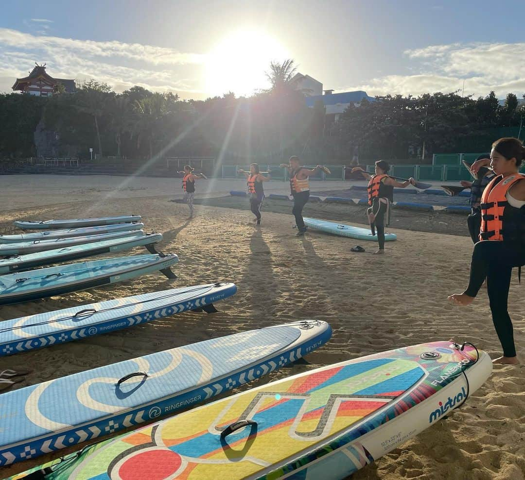 田中律子さんのインスタグラム写真 - (田中律子Instagram)「日本サップヨガ協会🏄‍♀️ 第20回指導者養成講座✨  今回も波の上ビーチサップ　@naminouesup  田中さんのご協力のもと、波の上宮に見守られながら開催できました🙏  山形、福島、東京、千葉、沖縄と各地から参加してくれたみんなと、海の危険、リスクについて学び、海でのレスキューも実際に行い、海でのアクティビティの危険さ、怖さについても身体と頭で4日間みっちり勉強しました🏄‍♀️  ただ楽しい、綺麗、だけではインストラクターにはなれません❗️参加者の方々の安全を守るため、レッスンまでにその準備をする、その日の風や波を調べてセッティングし、レッスンを行う、終わったら片付け、全てインストラクターの仕事です🏄‍♀️  簡単に誰でも楽しめるサップ、最近は本当に事故が増えてます。危険を知らずに海に入って帰れなくなったり…海でのアクティビティは海への理解が必要です☝️先生になる方はもちろん学びが必要、海で遊ぶ方は、ちゃんと指導者として学んだ方のレッスンを受けるようにしましょう❗️  事故をなくすためにも、ご協力よろしくお願いします🙏  #日本サップヨガ協会 #指導者養成講座 #supyoga  #supyogateachertraining  #海の危険を学ぼう #sup #naminouebeach  #波の上ビーチサップ  #沖縄  #ロワジールホテル那覇」11月8日 9時31分 - ri2kotanaka