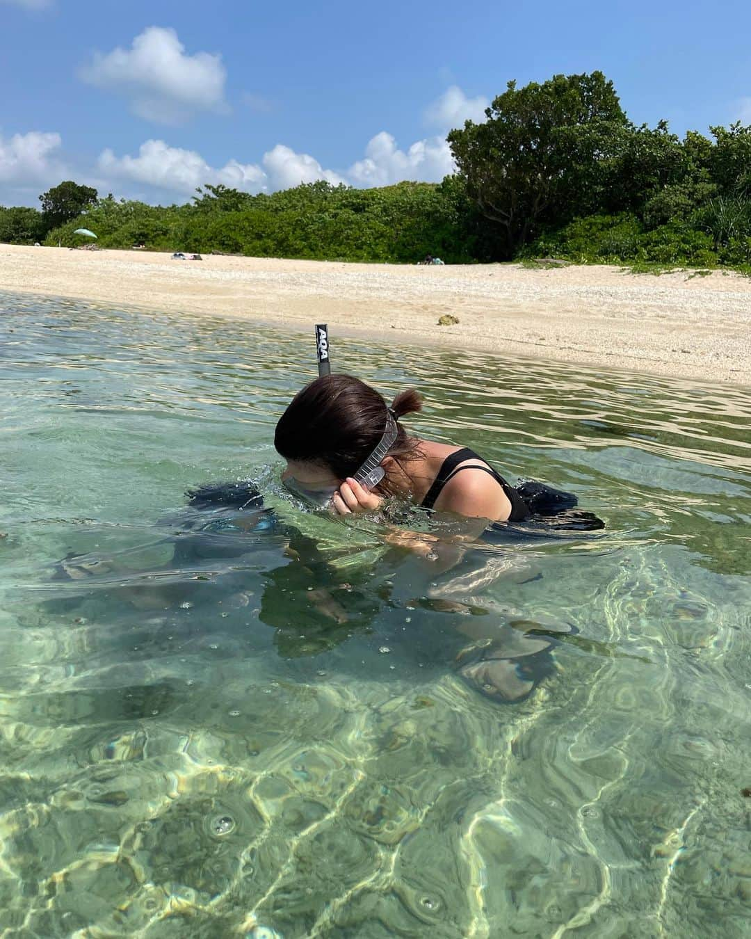 春名亜美さんのインスタグラム写真 - (春名亜美Instagram)「今回、大人も子供も1番楽しんだのが、米原ビーチでのシュノーケリング🤿  遠浅のビーチで、水族館⁉︎ってくらいの魚がいた🐟  私も長男もゴーグルつけて、4時間くらい夢中で潜ってました🤿🐠  次男は陸でずっとカニとヤドカリ探し🦀🐚  珊瑚が多くて、ビーサンだと危険だったので、次回は本格的なシュノーケリングの格好で来たい🐠 #本気 ・ ・ ・ #沖縄旅行 #石垣島 #石垣島旅行 #石垣 #家族旅行 #familytrip #ビーチ #beach #兄弟ママ #兄弟 #ll_石垣島 #米原ビーチ #シュノーケリング #子連れ旅行 #子連れ石垣島」11月8日 9時49分 - amiharunaami