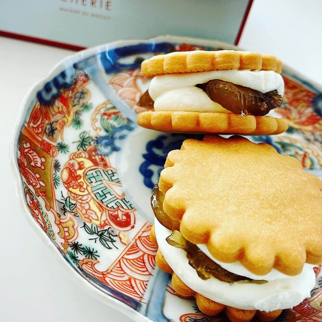 望月理恵さんのインスタグラム写真 - (望月理恵Instagram)「お裾分け頂きました☺️ 京都のお菓子屋さん、 CHERIE MAISON DU BISCUIT のマロングラッセサンド。 オンラインでも販売があるそうですが、1、2秒で売れてしまうそう。  貴重なお菓子ありがとう‼️ クリームを挟んでいるのでしっとりかと思いきや、カリカリのサクサクの薄焼きのクッキーが たまらなく美味しかったです。 味も見た目も心を奪われました。 京都に行ったら絶対買いにいきたい！！そう、 そろそろ実家にも帰りたい病です  @kanaesweets  #cheriemaisondubiscuit  #京都#お菓子 #クッキー缶大好き #家にたくさんあります。捨てられない 領収書とか文房具とか手芸用品とか入れてます😂」11月8日 10時28分 - mochiee28
