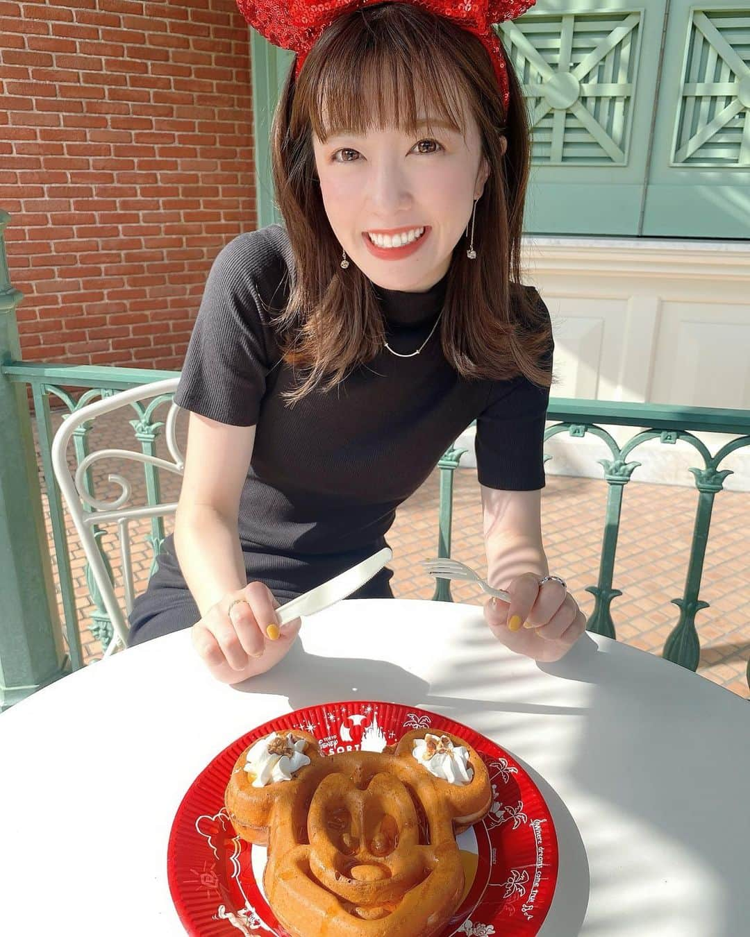 清水佐紀のインスタグラム：「#過去pic  美味しい食べ物を前に、満面の笑み。☺️  #tokyodisneyland  #🧇」