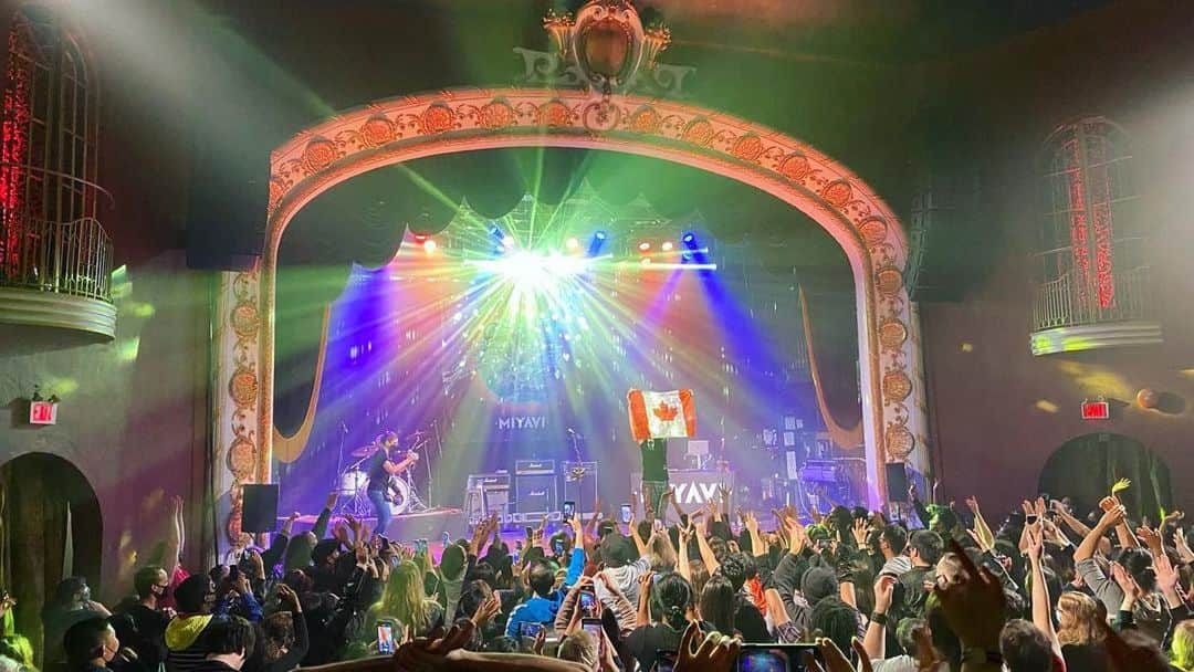 のインスタグラム：「Beautiful. Thanks for having us and also your awesome work for the lighting which made our show shine way more.  . #Repost @noalternative_ ・・・ @miyavi_ishihara at The Opera House. Therapeutic. 🎸🔥」