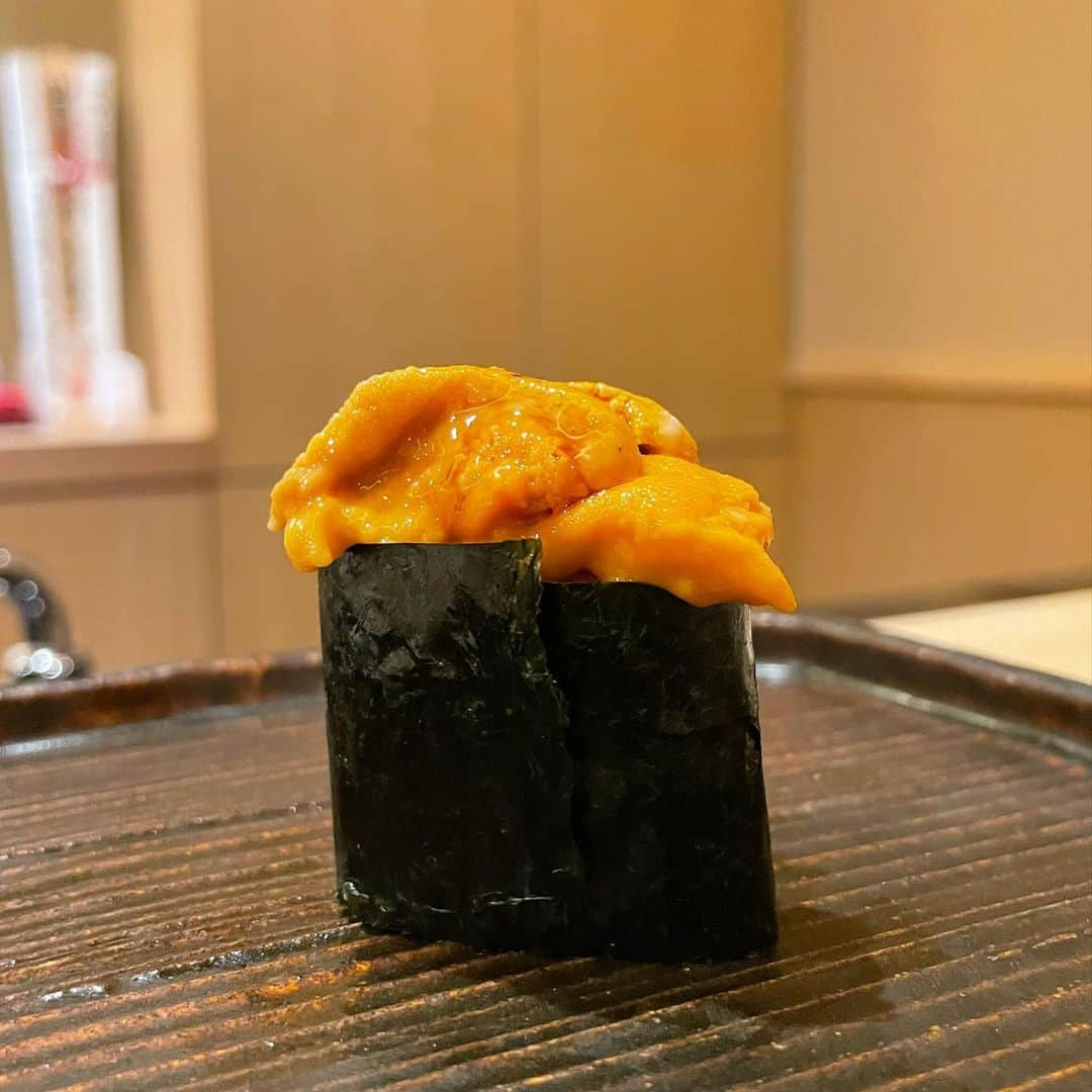 はんなさんのインスタグラム写真 - (はんなInstagram)「鮨 鈴木🍣 . 鮨仲間と鮨会💫  3人とも初訪問だったんだけど 満場一致で美味しいの言葉しか出てこなかった🥰 . 鯵が本当においしくて口の中でとろけた🤤 .   すぐに次の予約をとりました💗 ご馳走様でした！！ .  #時差投稿 #キャバクラ #キャバ嬢 #キャバ #新宿 #歌舞伎町 #六本木 #大阪#水商売 #時差投稿 #シャンパン #ドレス #寿司#鮨 #鮨鈴木 #グルメ#銀座 #銀座グルメ #女子会 #すしすたぐらむ #vancleefarpels  #dinner #instafood #dinner #instagram #instagood #instapic #instalike #followｍe #selfie #fashion#」10月25日 2時26分 - hannna_0708