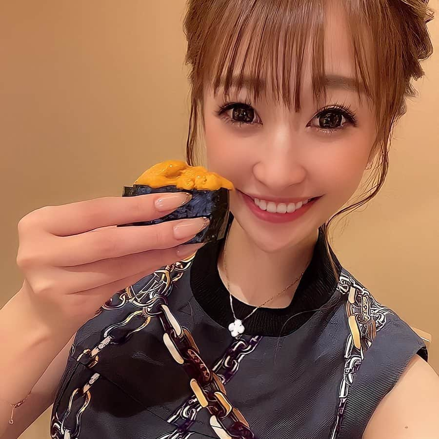 はんなのインスタグラム：「鮨 鈴木🍣 . 2度目の訪問💓 初訪問のときにおいしすぎて すぐに次の予約をとったの😋 . この日は貸切だったんだけど みんなで賑やかワイワイ楽しかったな🥰 . 大将も素敵な方でここは定期的に来たいお店🍽✨ . . この日もかおりさんと一緒だった😘 .  #時差投稿 #キャバクラ #キャバ嬢 #キャバ #新宿 #歌舞伎町 #六本木 #大阪#水商売 #時差投稿 #シャンパン #ドレス #寿司#鮨 #鮨鈴木 #グルメ#銀座 #銀座グルメ #女子会 #すしすたぐらむ #vancleefarpels  #instafood #dinner #instagram #instagood #instapic #instalike #followｍe #selfie #fashion#🍣」