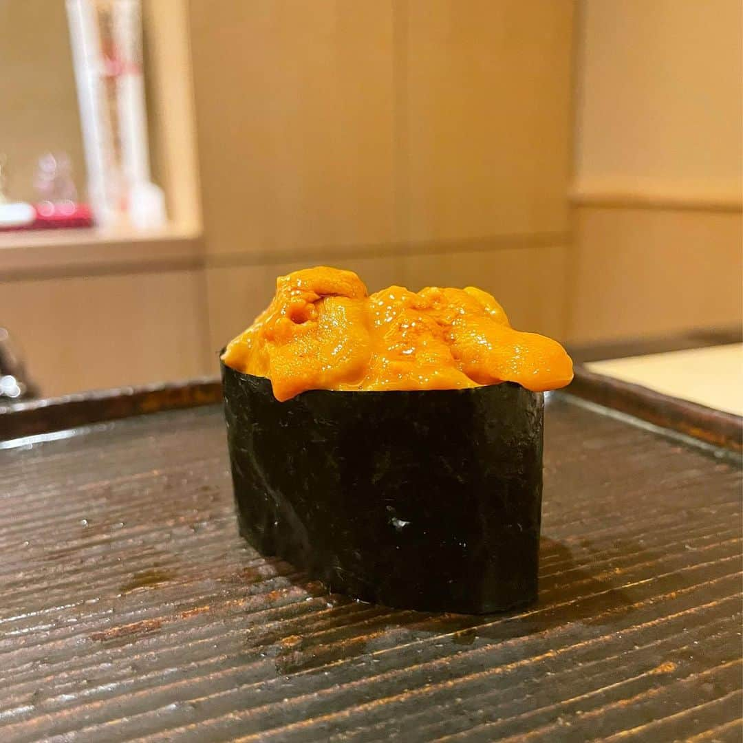 はんなさんのインスタグラム写真 - (はんなInstagram)「鮨 鈴木🍣 . 2度目の訪問💓 初訪問のときにおいしすぎて すぐに次の予約をとったの😋 . この日は貸切だったんだけど みんなで賑やかワイワイ楽しかったな🥰 . 大将も素敵な方でここは定期的に来たいお店🍽✨ . . この日もかおりさんと一緒だった😘 .  #時差投稿 #キャバクラ #キャバ嬢 #キャバ #新宿 #歌舞伎町 #六本木 #大阪#水商売 #時差投稿 #シャンパン #ドレス #寿司#鮨 #鮨鈴木 #グルメ#銀座 #銀座グルメ #女子会 #すしすたぐらむ #vancleefarpels  #instafood #dinner #instagram #instagood #instapic #instalike #followｍe #selfie #fashion#🍣」10月25日 2時28分 - hannna_0708