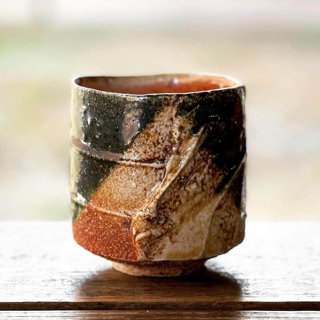 佐竹晃さんのインスタグラム写真 - (佐竹晃Instagram)「Wood fired oribe glaze yunomi. www.akirasatake.com  @gallerymugen  #akirasatake #akirasatakeceramics #clay #rada  #asheville  #yunomi #湯呑み #gallerymugen  #茶 #陶芸 #陶芸家  #佐竹晃 #ceramics #pottery #woodfiredceramics #oribe」10月25日 3時04分 - akirasatake