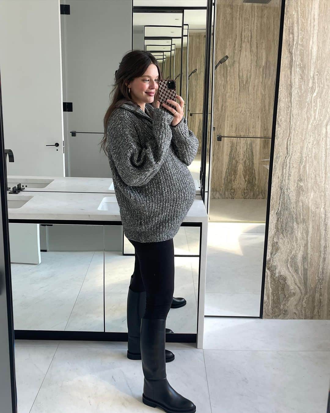 エミリー・DiDonatoのインスタグラム：「Cozy Sunday bump 🍂 🤰🏻」