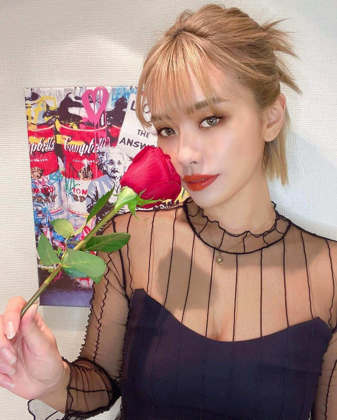 NAHOさんのインスタグラム写真 - (NAHOInstagram)「🌹💋🌹 . . 一輪の薔薇ってなんかステキ🌹 お花のプレゼントってイメージなのかいつもひまわり🌻をいただく事が多くて✨♡ 情熱のバラをいただいたのはお久しぶり👽❤️ふふ . . さて先日しおんせんせのところへ行ってきたよ🎀 この日はボトックスをしていただきました🎶 そして何と何としおたん先生から重大な発表がありましたよーーっ‼️‼️⭐️ 11月20日からなんと大型院である新宿南口医院の院長就任が決まったそうです😭♡ぱちぱちぱち👏🎉 . . プライベートでも仲良しで本当に優しくてかっこよくてどんどん夢を叶えてゆくしおたん💐 自分の事の様に嬉しいんだーっ😆❣️ 本当におめでとうございますっ㊗️🎊 詩音先生が人気な理由は技術だけぢゃない‼️ ほんと人間性というかたくさんの人を笑顔にそして幸せにできる方❣️❣️ なちもその1人なのです☺︎🌈 お互いに高め合える仲になれて嬉しいし、 これからの活躍も本当に応援しています🥰 大好きなしおたんであり尊敬の詩音先生💋🎶 . . 女性はもちろん男性の方もぜひ詩音先生の所へ！！ . . . #NAHO #beautycare #美容 #美容ケア #sbc #flower #rose #photo #薔薇 #お花大好き #植物大好き #祝」10月24日 18時52分 - naho25__kai_noa