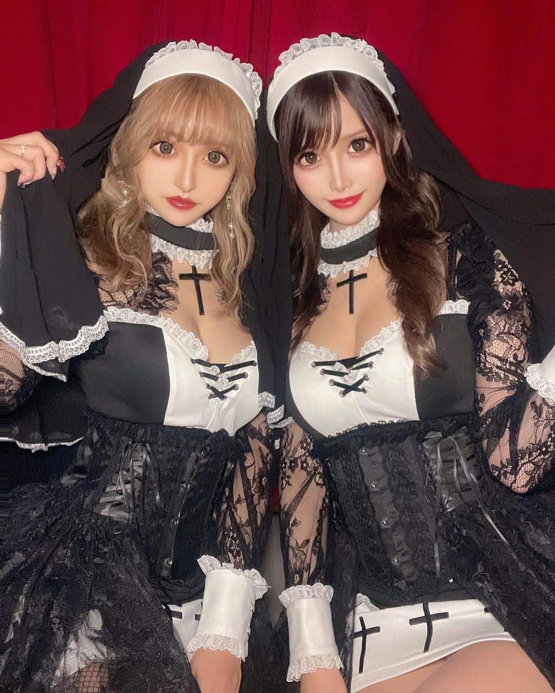 桜井莉菜さんのインスタグラム写真 - (桜井莉菜Instagram)「この間のあちゃん @noasama1101 と ハロウィンしたよん🎃🧟‍♀️👻 のあちゃんプロデュースの シスターでオソロにしましたー 🖤♡🖤♡🖤 【 @dress_sugar 】は本当可愛いコスプレ多過ぎる💕 この日は【 @ginzavampire 】で パーティしました❤️ ハロウィン感満載で可愛いコースだったー🥰 最後はのあちゃんが撮ったオバケのデザート👻 ブレ過ぎにも程がある😂ww どーしたww  #ハロウィン#パーティー#ハロウィンパーティー#シスター#コスプレ#sugar#おそろ#バンパイアカフェ#ヴァンパイアカフェ#銀座#銀座ディナー#vampirecafe」10月24日 20時01分 - rina__sakurai