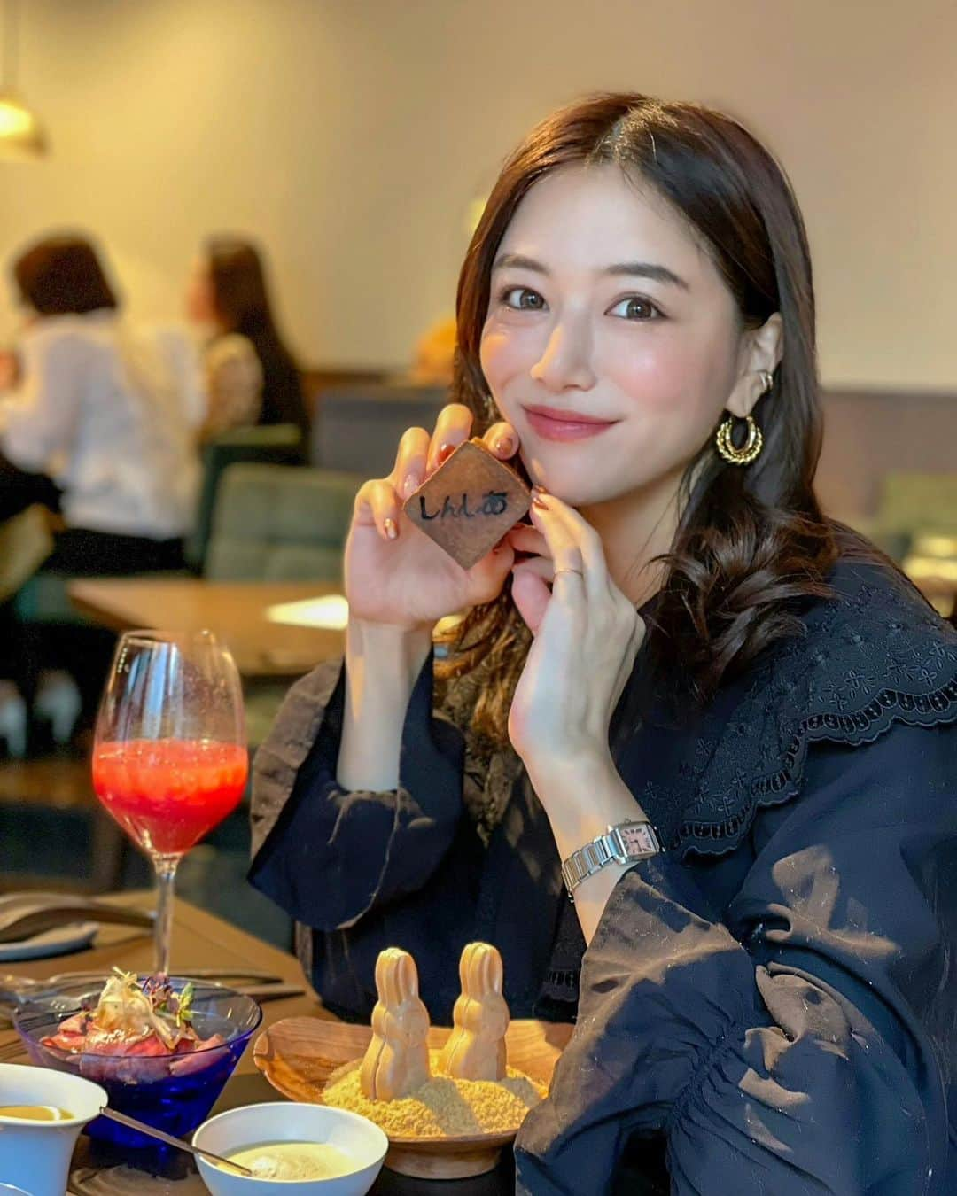 石井里奈さんのインスタグラム写真 - (石井里奈Instagram)「こんばんは❤️ 31歳最後の投稿はずっと投稿してる人気シリーズ #りなまるグルメ で😚✨💕 . 今週末は毎年恒例の母の日プレゼントでお母さんと松田聖子ライブに❤️🥰✨昨年40周年だったんだけどコロナで延期になって今年2年ぶりに💕 . 私は大学受験の時にお母さんの聖子ちゃんのカセットを聴きながら勉強してて、A面流れるまで勉強！みたいにやってたんだけど笑、当時は知らない曲だったから歌も歌わず集中して勉強できたんだよね🥸✏️ おかげでもう古い曲から聖子ちゃんの曲はほとんどカバーしてて歌えちゃうので今回の40周年で80年代の曲も楽しめました☺️❤️ . 何より40年頑張ってずっとスターで頑張ってる聖子ちゃんに元気をもらえて可愛い歌と歌詞に感動しました🥺 今の私がいるのは皆さんのおかげですって言葉があったんだけど、私も改めて今の私があるのはフォロワーの皆さんのおかげだなって本当に思いました🥺💕いつもありがとうございます❣️ . ライブ前のランチはママのリクエストで大好きなシンシアのランチを💕 @sincere_0412  メインのお肉は柔らかくて最高だったし、前菜も種類も豊富で一つ一つが美味しくて最高でした☺️❤️ 次はディナーできたいなあ😋 . tops... @grace_continental.div  earrings... @dotori_jewelry  今日もお疲れ様でした💕 . #松田聖子 #seikomatsuda #80年代 #80年代アイドル #懐メロ #昭和 #シンシア #ミシュラン #ミシュラン一つ星 #北参道 #北参道グルメ #sincere #michelin #りなまるグルメ #フレンチ #親子 #母娘 #母の日 #親子コーデ #母娘旅 #コンサート #ライブ #武道館 #アイドル #武道館ライブ #原宿 #原宿ランチ #harajuku #家族 #可愛いもの好き」10月24日 20時05分 - ri7tin1025