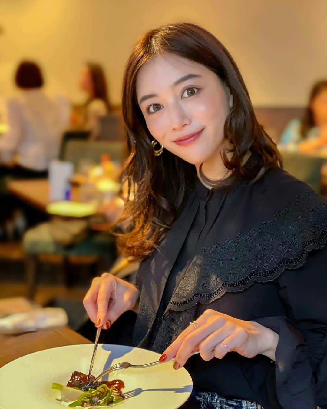 石井里奈さんのインスタグラム写真 - (石井里奈Instagram)「こんばんは❤️ 31歳最後の投稿はずっと投稿してる人気シリーズ #りなまるグルメ で😚✨💕 . 今週末は毎年恒例の母の日プレゼントでお母さんと松田聖子ライブに❤️🥰✨昨年40周年だったんだけどコロナで延期になって今年2年ぶりに💕 . 私は大学受験の時にお母さんの聖子ちゃんのカセットを聴きながら勉強してて、A面流れるまで勉強！みたいにやってたんだけど笑、当時は知らない曲だったから歌も歌わず集中して勉強できたんだよね🥸✏️ おかげでもう古い曲から聖子ちゃんの曲はほとんどカバーしてて歌えちゃうので今回の40周年で80年代の曲も楽しめました☺️❤️ . 何より40年頑張ってずっとスターで頑張ってる聖子ちゃんに元気をもらえて可愛い歌と歌詞に感動しました🥺 今の私がいるのは皆さんのおかげですって言葉があったんだけど、私も改めて今の私があるのはフォロワーの皆さんのおかげだなって本当に思いました🥺💕いつもありがとうございます❣️ . ライブ前のランチはママのリクエストで大好きなシンシアのランチを💕 @sincere_0412  メインのお肉は柔らかくて最高だったし、前菜も種類も豊富で一つ一つが美味しくて最高でした☺️❤️ 次はディナーできたいなあ😋 . tops... @grace_continental.div  earrings... @dotori_jewelry  今日もお疲れ様でした💕 . #松田聖子 #seikomatsuda #80年代 #80年代アイドル #懐メロ #昭和 #シンシア #ミシュラン #ミシュラン一つ星 #北参道 #北参道グルメ #sincere #michelin #りなまるグルメ #フレンチ #親子 #母娘 #母の日 #親子コーデ #母娘旅 #コンサート #ライブ #武道館 #アイドル #武道館ライブ #原宿 #原宿ランチ #harajuku #家族 #可愛いもの好き」10月24日 20時05分 - ri7tin1025