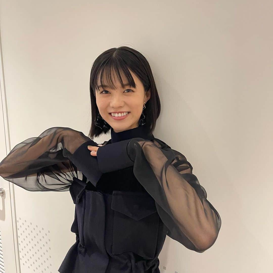 志田彩良のインスタグラム：「・ 大阪・名古屋ありがとうございました！！ 真っ黒な衣装お気に入りです👗 #かそけきサンカヨウ」