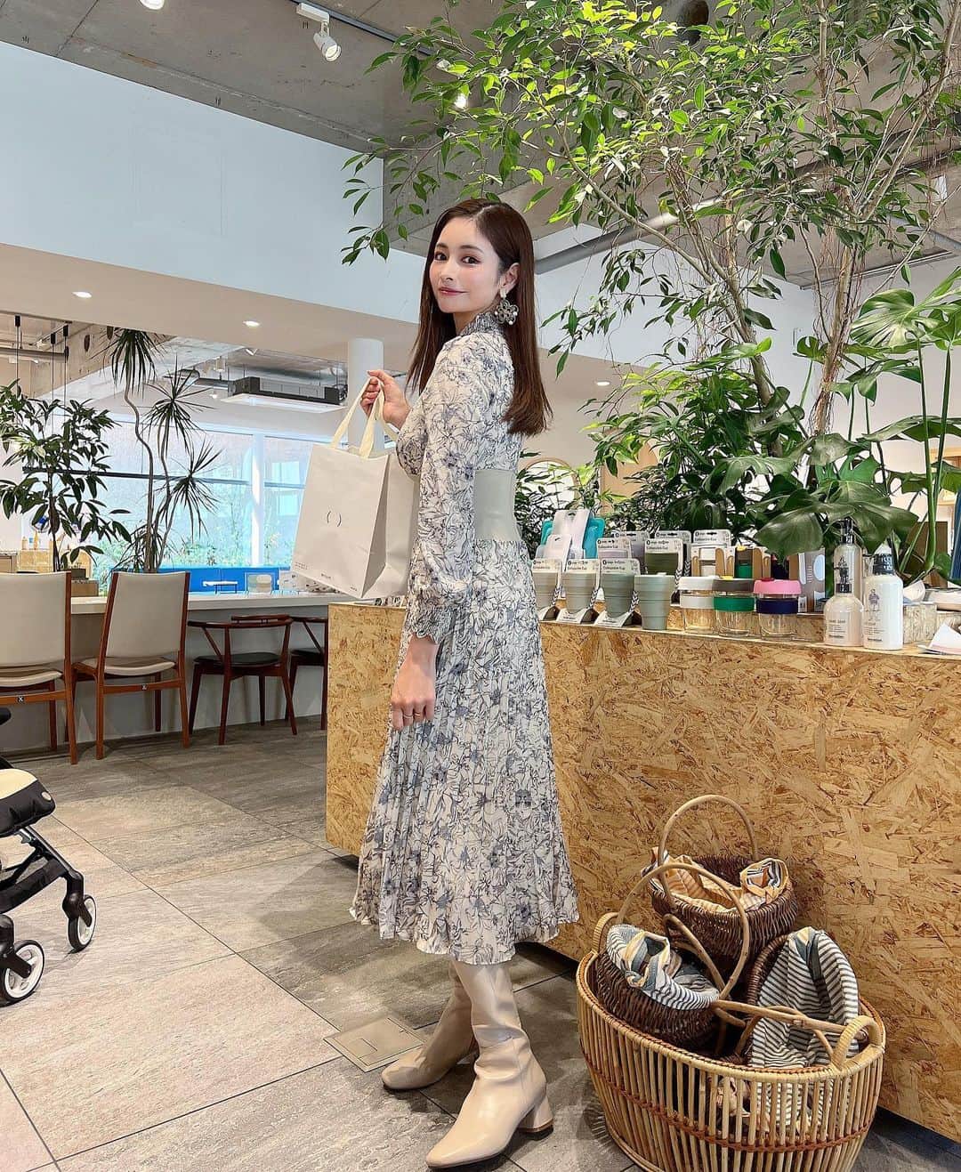 得あゆさんのインスタグラム写真 - (得あゆInstagram)「今日のコーデ🤍(リアルタイムめっちゃ奇跡。笑)  one-piece : @tocco_closet 🤍 再販してたよ！可愛すぎて人気すぎる🥺💓  そして初めて店舗に💓　@wrium_jp 🤍 赤ちゃん用品、ベビーカーの種類が豊富！ 海外メーカーのものも実際見る事ができるよ！ ベビー服も本当に可愛い🥺👶🏻💓 関西の方ぜひ遊びに行ってみてね🥰  ・ ・ ・ ・ ・ ・ ・ ・ ・ ・ ・ ・ ・ ・ ・ ・ ・ #ワンピ#ワンピース#大人ワンピ#大人可愛い#大人コーデ#花柄#秋服#秋コーデ#ブーツ#ロングブーツ#ベージュコーデ#産後#子育てママ#ママコーデ#ママファッション#赤ちゃん用品#お買い物#芦屋#主婦#ベビーカー#ベビー服#ベビー用品#秋服コーデ#男の子ママ#beige#onepiece#tocco#トッコクローゼット#トッコ#toccocloset」10月24日 20時26分 - tokuayu819