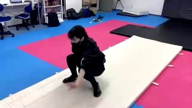 山本千尋のインスタグラム：「マカコ特訓中。 後ろ回転が苦手だったので、教えて頂けて感謝です。 跳ね起きは少林寺のジェット・リー様に影響されていたので得意です✌️  #マカコ #訓練中 #茉琴さんが可愛い #アクション部さんの声援が有難い #頑張ります」