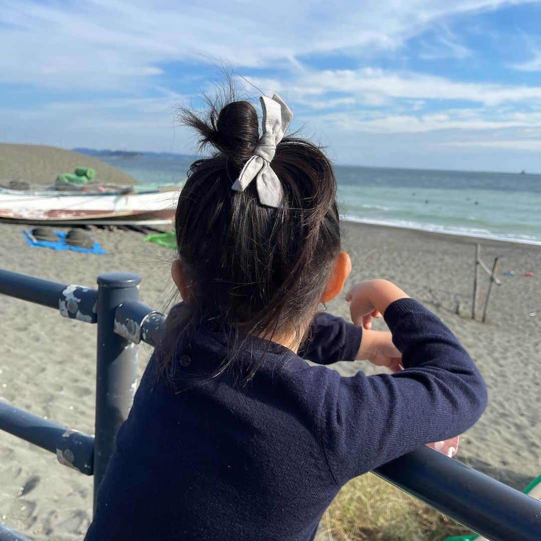 鈴木六夏さんのインスタグラム写真 - (鈴木六夏Instagram)「とてもいいお天気だった今日。 お外の空気をいっぱい感じて、海から公園へ！子供たち、 というかQ。をお外でいっぱい遊ばせるぞ！な1日でした。  そんなカジュアルでしかいられない日に このダウン、めっちゃ便利ー！ 野沢のダウン🤣６wayに変化するダウン。 今日はノースリーブのロングversionで着ました♡   @hereiam.official @wakanozawa  帽子は @the9shop_211 の オボウシ！  #去年のセーターとデニムがつんつるてんどころじゃないQ😅 #riccascloset #riccaミニマムクローゼット」10月24日 20時25分 - rikuka.62