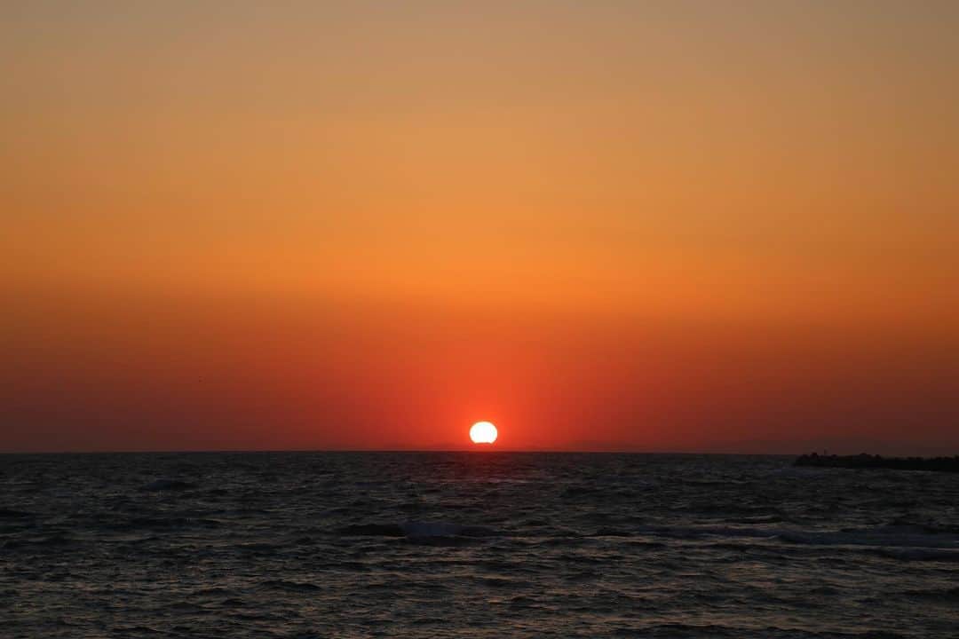 坂元美香さんのインスタグラム写真 - (坂元美香Instagram)「today's s sunset 2021/10/24 16:20  ノシャップ岬より。 数年ぶりに海に落ちる夕日を見ました。 正確には海の向こうに見える 礼文島に落ちたのですが。  #sunsetphotobymikasakamoto  #sunset #夕陽 #夕日 #黄昏時 #夕焼け  #やっぱり空が好き #イマソラ  #稚内 #北海道 #ノシャップ岬 #礼文島 #CanonEOSKiss8i」10月24日 20時28分 - mika_saka