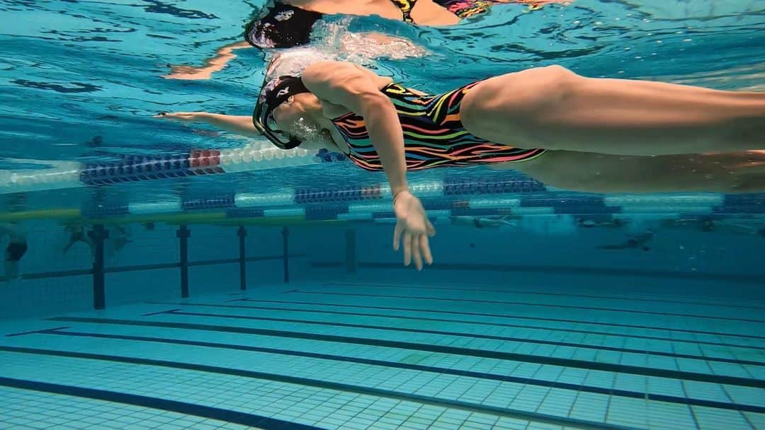 のインスタグラム：「＊ 水中でもめっちゃきれい👙❤️💜💙💛💚🖤  @wonderyears_swim 🧡 @funkita.jp 🤍  #finswimming #swimming #athlete #wonderyears_swim #funkitajp #funkita #lovefunkita #funkettes #roadtobest #フィンスイミング #水泳 #プール #アスリート #ワンダーイヤーズ #ファンキタ #日本代表 #世界でメダルを獲るまであきらめない #roadtoWG #tobemyself」
