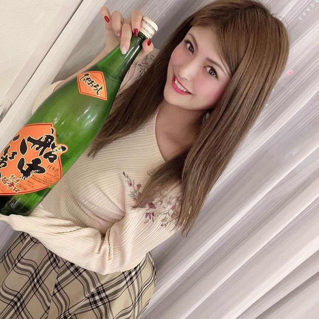 新藤加菜のインスタグラム：「. 最近寒いから😵 お酒とごはんとNetflixと犬を持って、ベッドと炬燵でぬくぬくしたい時期がやってきました💗  #船中八策  #日本酒女子  #japanesegirl  #冬眠希望」