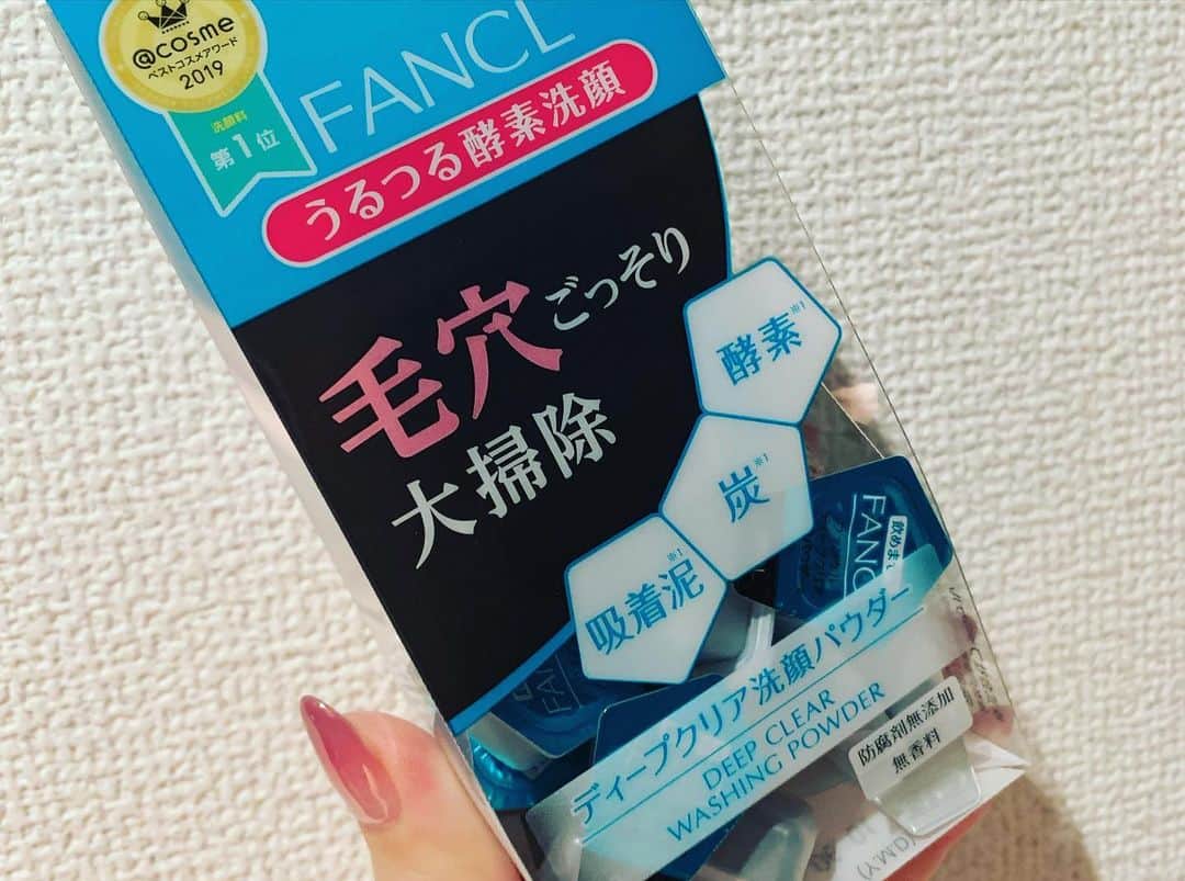 puni_punicoのインスタグラム：「お久しぶりの投稿です🥲💦  ファンケルのディープクリア洗顔パウダーをお試しさせていただきました🙆‍♀️✨  ＜特長＞ 〇毛穴ごっそり大掃除 酵素（プロテアーゼ）・炭・吸着泥の働きにより、毛穴の汚れ・黒ずみ・角栓を分解・除去します。 〇うるおいキープでつっぱらない 糖とヒアルロン酸と独自アミノ酸系洗浄成分配合で、肌本来のうるおいを守りながら、毛穴の汚れをしっかり落とし、うるおいと透明感のある肌に導きます。 〇濃密クッション泡処方 素早く泡立ち、弾力とボリュームのあるクッション泡が簡単に！ ヘタることのない濃密クッション泡で、肌をこすらず、最後まで心地よく洗えます。  手で泡立てただけでもこの泡立ち😳✨ (写真4枚目) 泡立てネットを使うとさらに簡単にもっちり泡が作れるのでオススメです🙆‍♀️💓  洗顔したあとのクリアさ、つっぱらなさがお気に入り😍 (酵素系洗顔は勝手につっぱるものだと思い込んでた🤣)洗い上がりはしっとりでした！  #ディープクリア洗顔パウダー #ファンケル #酵素洗顔 #毛穴 #毛穴ごっそりなのにつっぱらない #黒の酵素洗顔 ファンケルのキャンペーンに参加中[PR]」