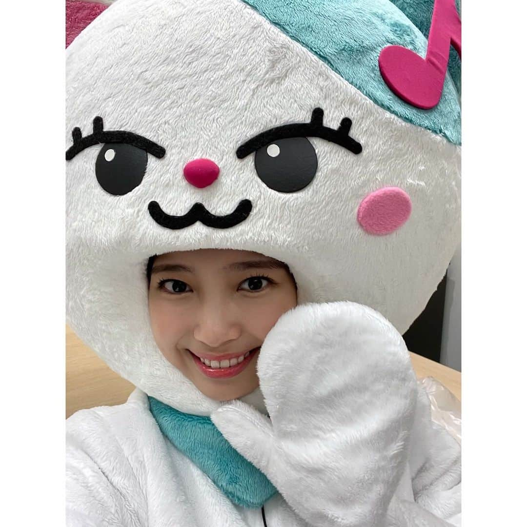 NiziUさんのインスタグラム写真 - (NiziUInstagram)「LUCAT MAYUKA🐱💚  リマのベッドにいたLlanuと撮ってみました🦙❤  ---------------------- 리마 침대에 있던 Llanu랑 같이 찍어봤어용🦙❤  #NiziU #WithU #MAYUKA #LUCAT #NIZOO」10月24日 20時42分 - niziu_artist_official