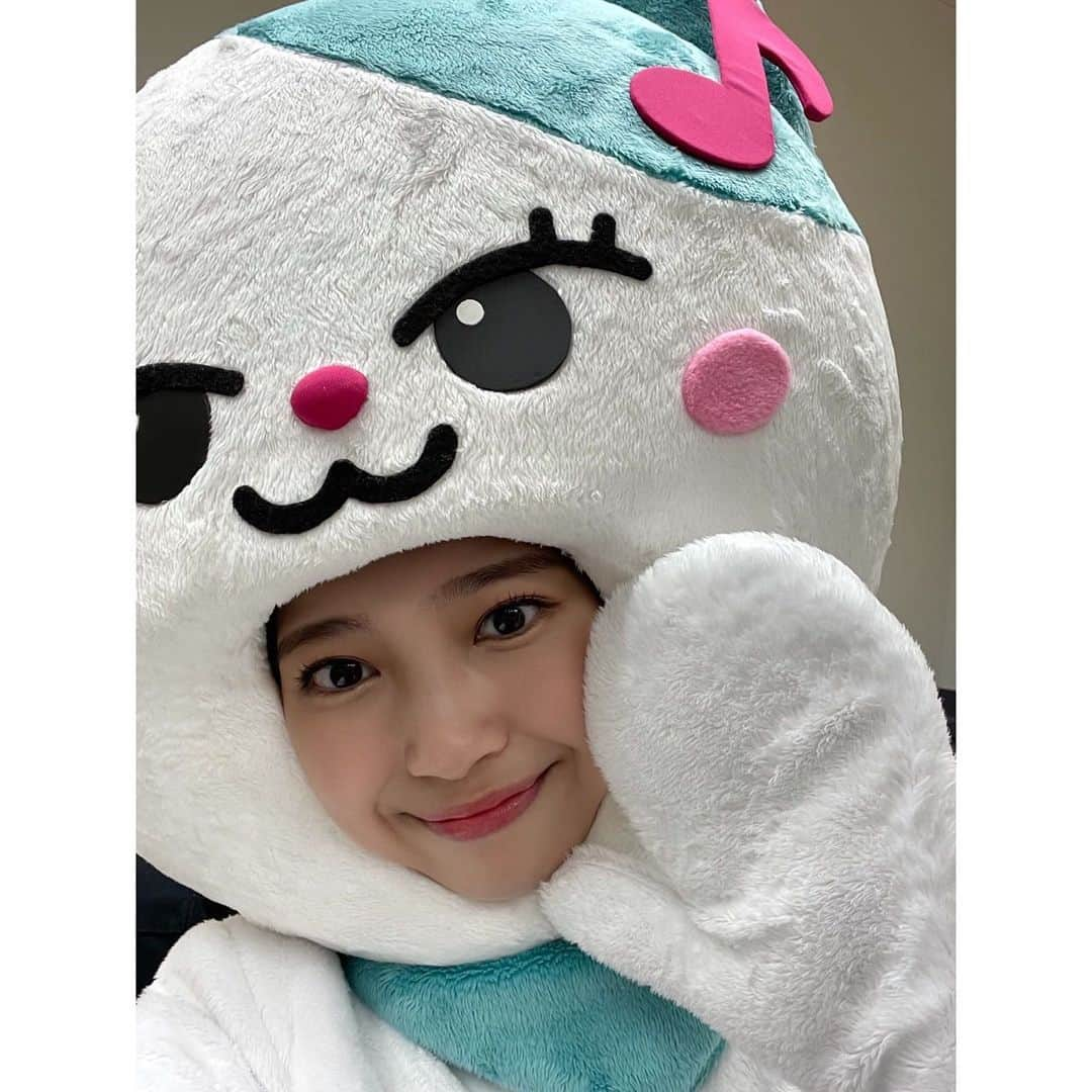 NiziUさんのインスタグラム写真 - (NiziUInstagram)「LUCAT MAYUKA🐱💚  リマのベッドにいたLlanuと撮ってみました🦙❤  ---------------------- 리마 침대에 있던 Llanu랑 같이 찍어봤어용🦙❤  #NiziU #WithU #MAYUKA #LUCAT #NIZOO」10月24日 20時42分 - niziu_artist_official