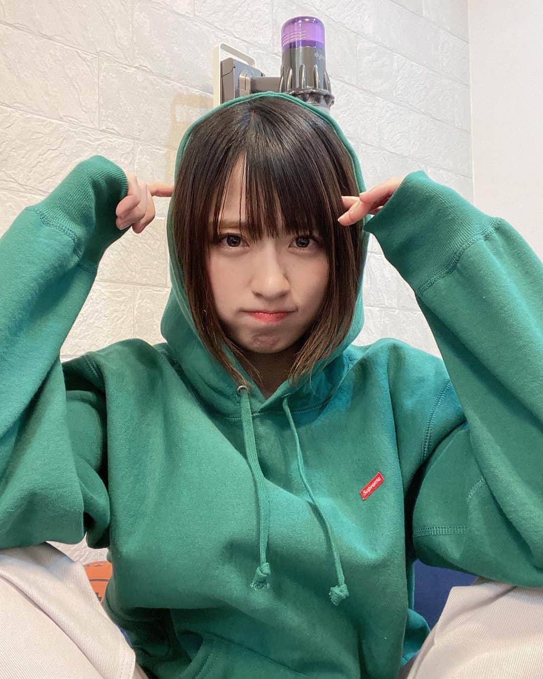 にこのインスタグラム：「ダイソンがじゃま 髪の毛伸ばそうと思ったけど切ったから 女心は秋の空  寝不足で肌がアラサーになってきたので セレクトクリニック【@selectclinic】 でケアしてもらいまひた  正直めちゃくちゃ良かった  #ピコトーニング#マッサージピール という可愛い名前のものをしてもらった カリスマインスタグラマーが私です。  #セレクトクリニック #セレクトクニック大阪#selectclinic #美肌治療#シミ#シミ取り#ピコレーザー#ピコスポットレーザー」