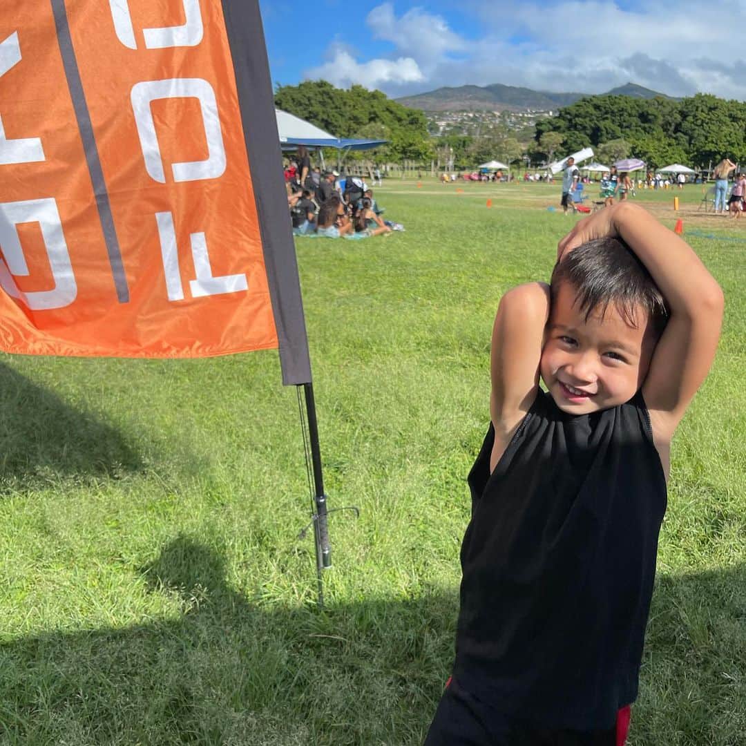 エリナ シルカのインスタグラム：「Someone loves football 🏈🙌 こうちゃんフラッグフットボールシーズン終了！ 初めてのチームスポーツ、初めてのファーストダウン、もうこんな立派な少年になってマミーは感動🥺 試合の動画は私の興奮しすぎた叫び声が入ってるから無音でみるのをおすすめします😂😂  #flagfootball #gridironfootball #hawaii #football #proudmom #アメフト #フラッグフットボール」