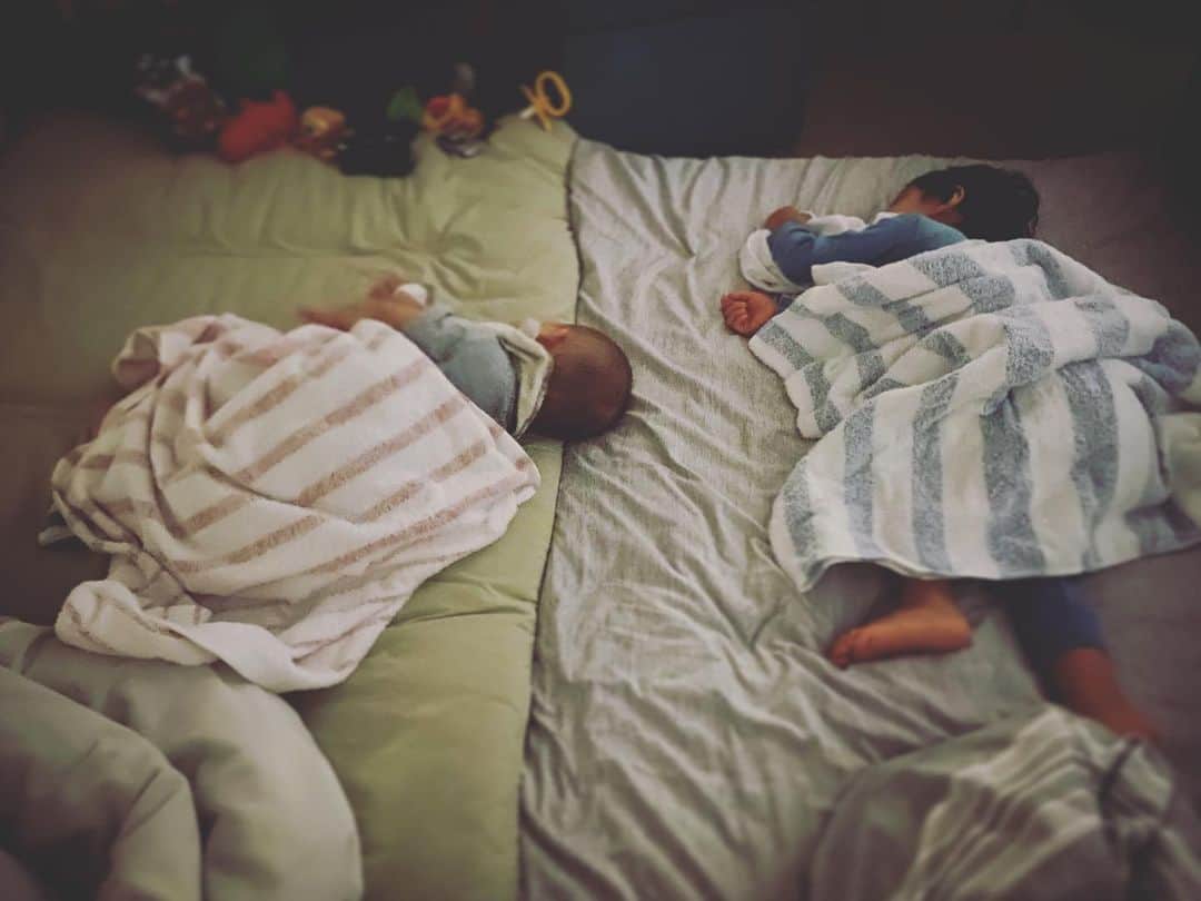 小林夏子のインスタグラム：「お泊まりの日はお布団敷いて 2人でコロコロ転がって寝てる 癒し、、 と思ったのも束の間 寝相がアクロバティックすぎて 母の寝る場所はいつも端の端です◎  #mysons #2y1m #0y7m #brothers #staying #futon #nighttime #sleeping  #mom #weekend #gnsd #love #life #thanks」